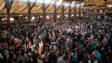 "Bedienungen gegen Rechts" – Zeitgeist auf dem Oktoberfest