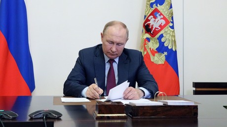Liveticker Ukraine-Krieg : Putin erhöht Personalstärke der russischen Streitkräfte