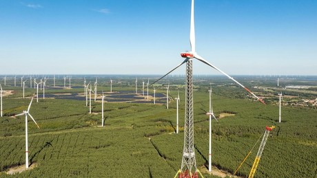 365 Meter – Höchstes Windrad der Welt hat in Brandenburg endgültige Höhe erreicht
