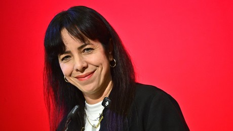 Elif Eralp wird Mitgliedschaft in einem Rechtshilfeverein vorgeworfen