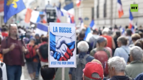 "Russland ist nicht unser Feind": Demonstration gegen Ukraine-Hilfen in Paris