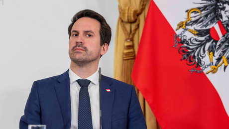 Steuerzahler finanzieren Minister-Make-up in Österreich: Christoph Wiederkehr lässt sich schminken