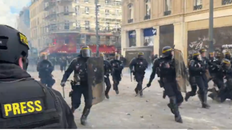 Lage in Frankreich eskaliert erneut: Polizei setzt Wasserwerfer und Tränengas gegen linke Demos ein