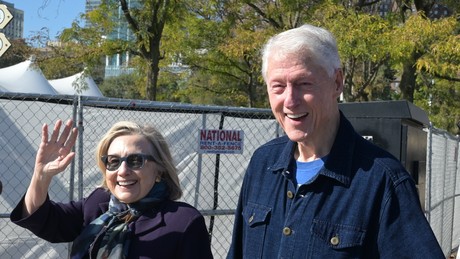 Leserbriefe an RT DE: "Clinton ist dafür berühmt, nie die Wahrheit zu erzählen"