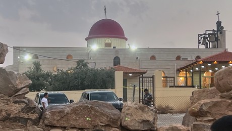 Zahl von Toten bei Schießerei in Kirche in Jordanien steigt auf neun