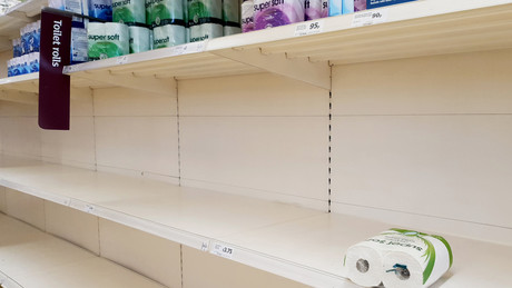 Briten stürmen Supermärkte: Toilettenpapier wird knapp nach Regierungsaufruf