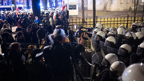 Machtkampf in Warschau – Präsident Nawrocki inmitten von Protestlern vor Verfassungsgericht