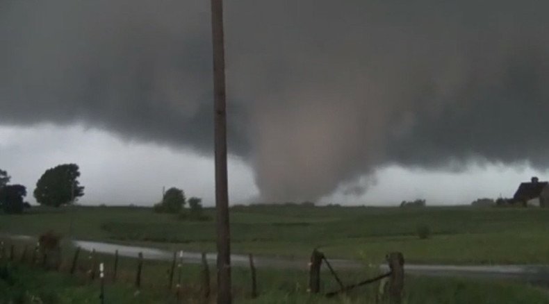 Destructive tornado rips through Illinois towns (VIDEO)