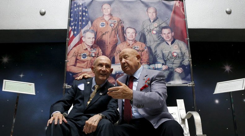 ‘Zero-G handshake’ 40 yrs on: Cosmonaut Leonov still friends with astronaut Stafford