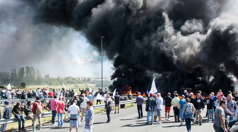 Blazing anger: Striking ferry workers block Calais terminal with burning tires (VIDEO)