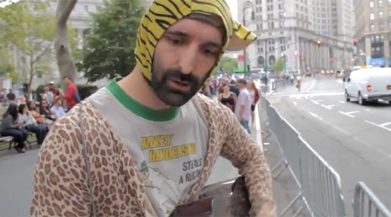 Protester at a NYC demo falls in love with female cop, asks her on date (VIDEO)