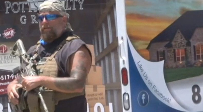 US gun enthusiasts protect 'defenseless' military after Chattanooga attack