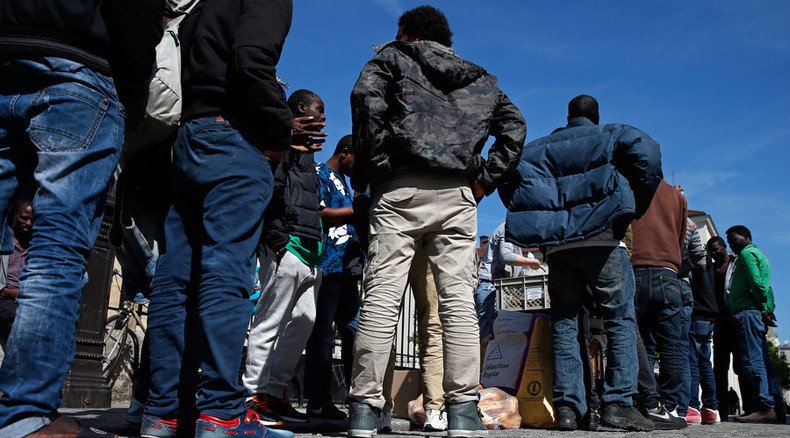 1 dead after 1,500 migrants storm Eurotunnel in France for 2nd night