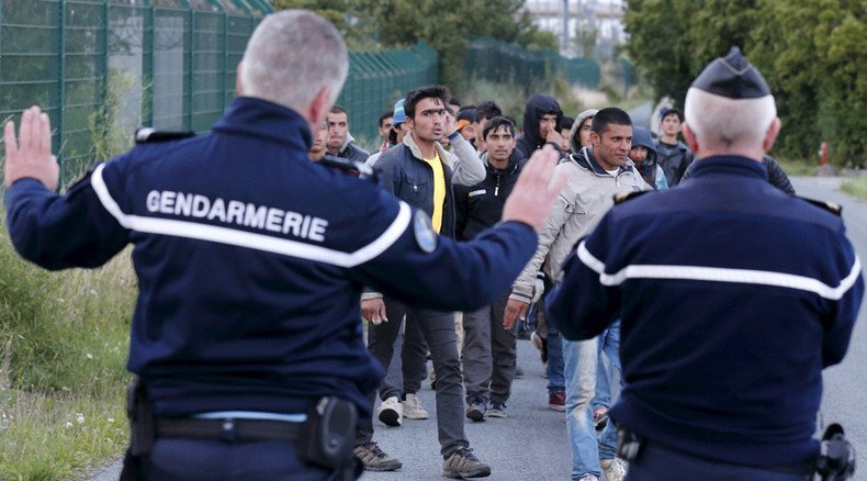 Send military to tackle Calais migrant crisis, say police chiefs
