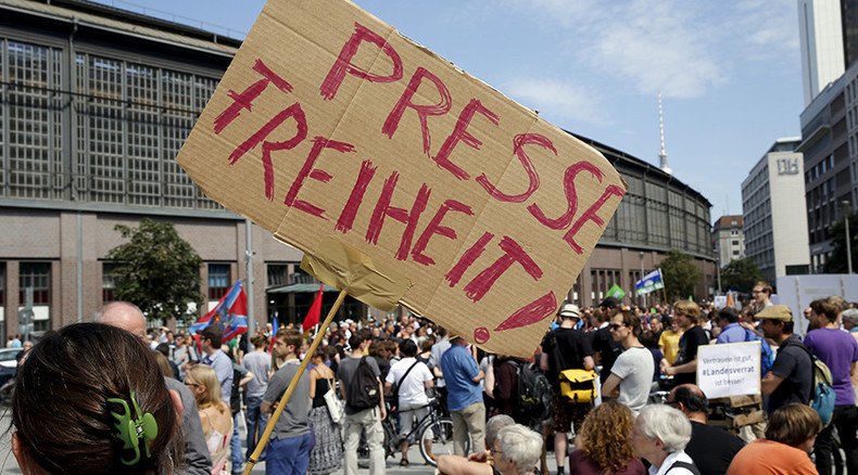 Over 2,000 march in Berlin to support journalists accused of ‘treason’ for leak