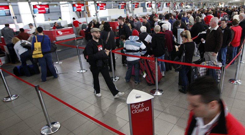 Massive strike hits Aussie airports as Abbott plans pay cuts for customs, immigration staff