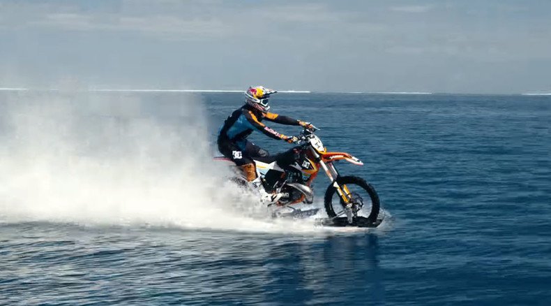 Bike-surfer: Aussie daredevil rides on water in Tahiti (VIDEO)