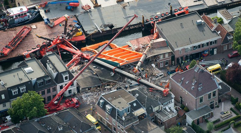 Two cranes collapse onto houses in western Netherlands (VIDEO)