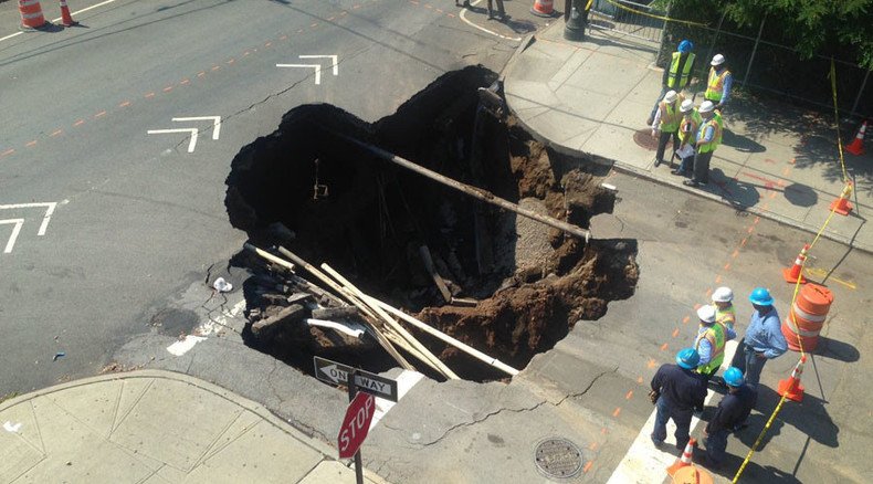 A sinkhole grows in Brooklyn: six-meter crater swallows street