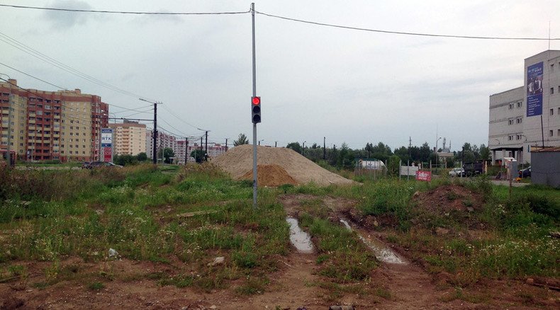 Traffic light on road to nowhere found in middle of urban wasteland in Russia