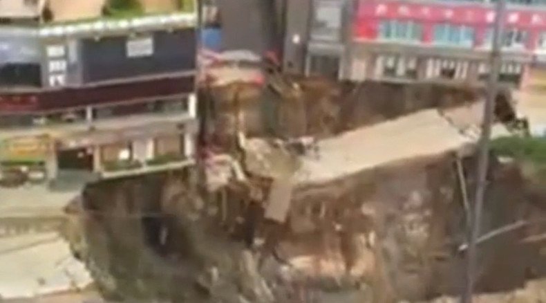 2nd giant Chinese sinkhole in 2 days swallows entire building (VIDEO)