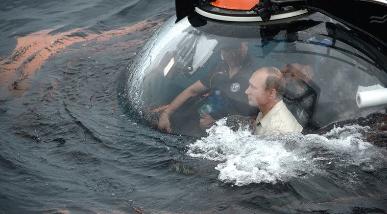 Putin rides submersible to bottom of Black Sea, finds plenty of amphorae ‘scattered around’ (VIDEO)