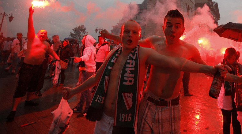 Ukrainian, Polish fans brawl with flares, knives ahead of Europa League match (VIDEO)