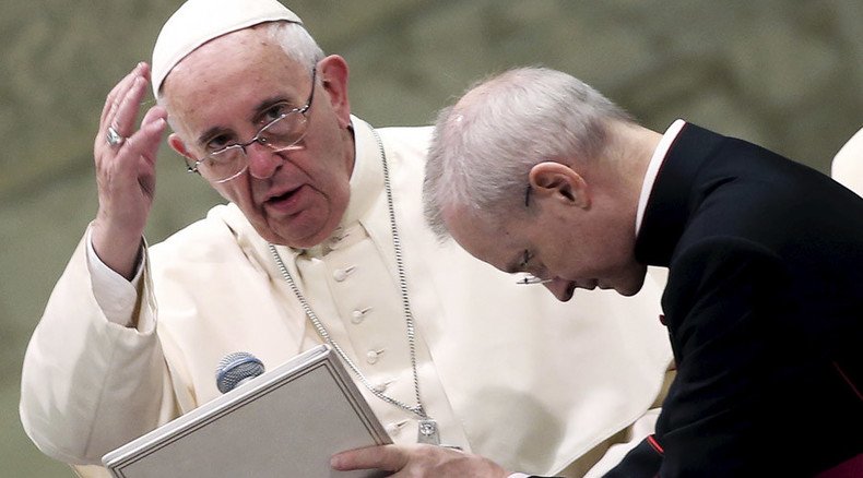 Pope ‘tricked’ into holding sign calling for Falklands/Malvinas dialogue 