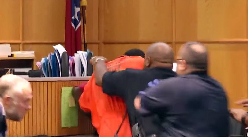 Murder suspect attacked in court by his own stab victim (VIDEO)