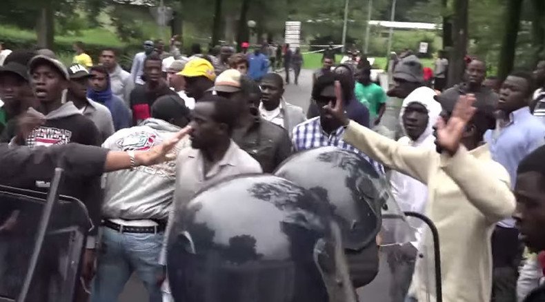 Migrants shut down traffic in Milan to protest living conditions (VIDEO)