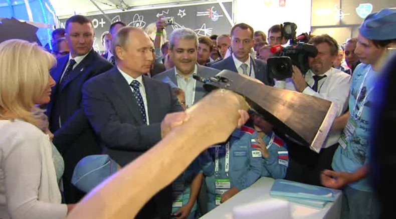 Flying axe: Putin presented with ‘cutting-edge’ warfare tech at MAKS-2015 (VIDEO)