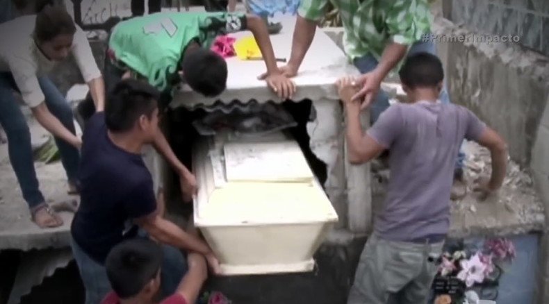 Family breaks into pregnant girl’s coffin, believing she was buried alive (VIDEO)