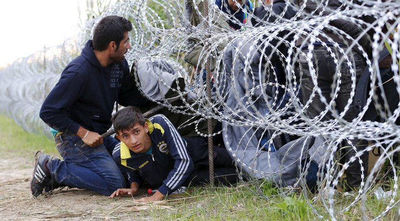 Hungarian police use tear gas against migrants in city of Roszke