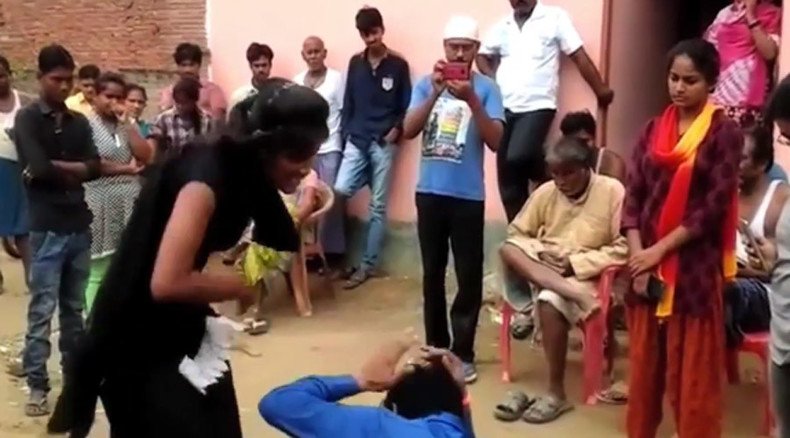 Indian girl fights back against her harasser, bringing him to his knees (VIDEO)