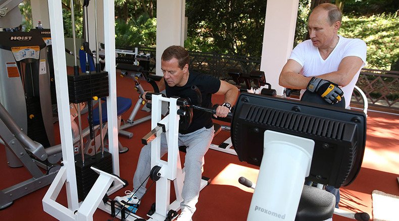 Dynamic duo: Putin, Medvedev pump iron in Sochi gym (PHOTOS, VIDEOS)
