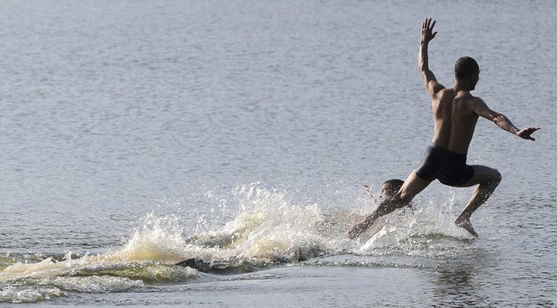 Shaolin monk walks on water for 125 meters, breaking own record (VIDEO)