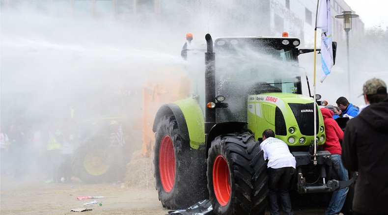 Water cannon in Brussels as protesting farmers use tractors to break police cordon (VIDEO)