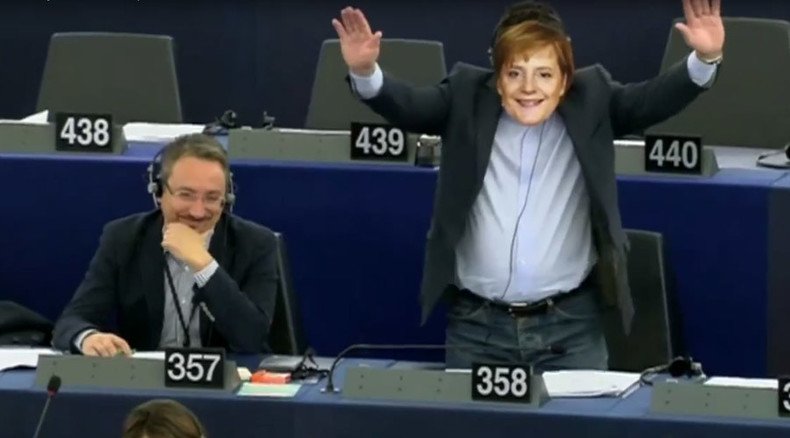 'Merkel mask'-wearing far-right Italian MEP interrupts Juncker speech with forced handshake (VIDEO)
