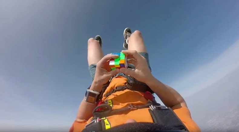 Done in 60 seconds: Skydiver solves Rubik’s Cube in freefall jump (VIDEO)