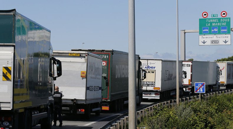 Refugee crisis? There’s an app for that! Calais drivers get new download to report stowaways