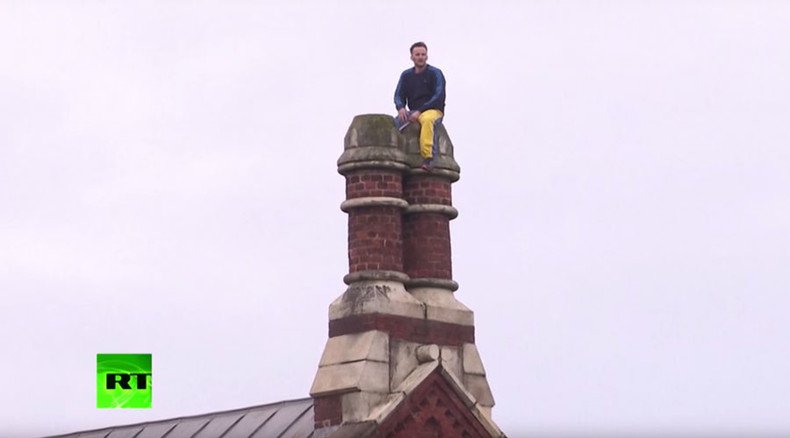 Convicted murderer’s prison rooftop protest enters 2nd day (VIDEO)