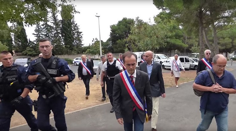'You're not welcome': French mayor filmed trying to evict Syrian refugees (VIDEO)