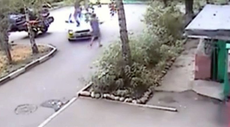 Grand Theft Potato: Siberian man smashes windshield to stop crop robbers (VIDEO)