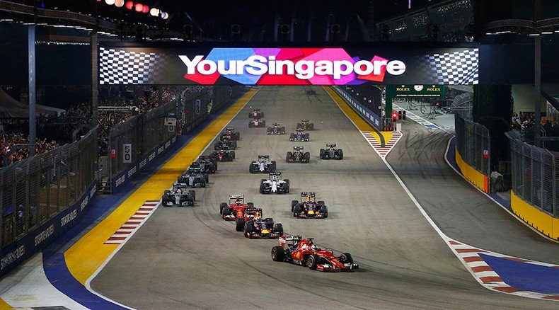 Man walks on track as F1 race in progress, halts Singapore Grand Prix (PHOTOS)
