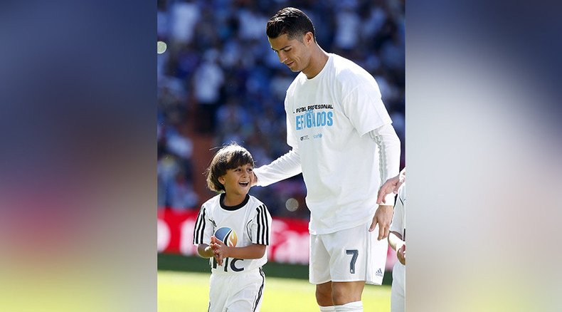 Cristiano Ronaldo meets Syrian boy tripped up by Hungarian camerawoman (VIDEO)