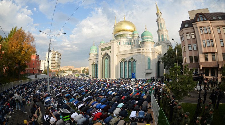 Almost 150,000 Muslims celebrate ‘Feast of Sacrifice’ in Moscow (PHOTOS)