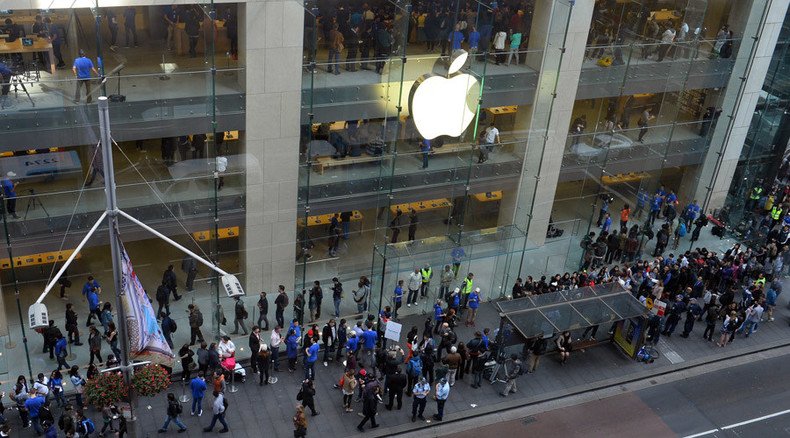 iQueue: Robot joins line for new iPhone in Australia