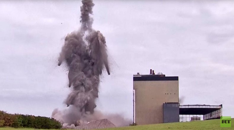 Kaboom! Twin chimneys of iconic Scottish Cockenzie Power Station go down in blast (VIDEO)
