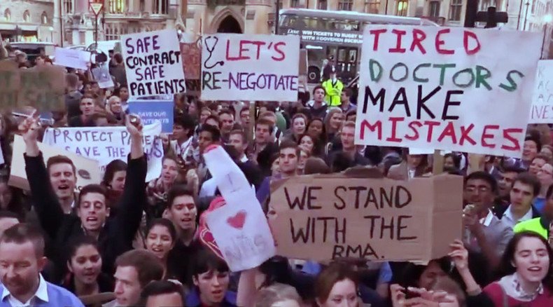 ‘Jeremy Hunt treats us like dirt’: Junior doctors protest new govt contracts (VIDEO)