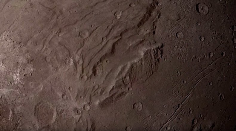 What flying over Pluto's moon Charon would look like (VIDEO)